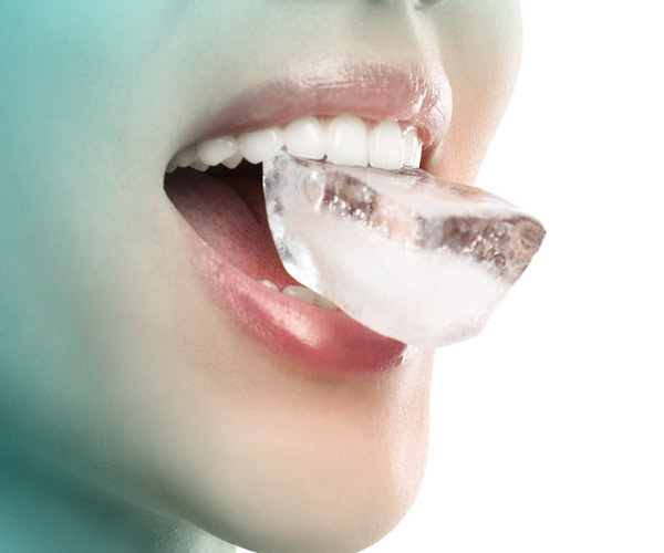 نصائح من دكتور أسنان في القاهرة للاعتناء بصحة الأسنان - توقف عن مضغ الثلج