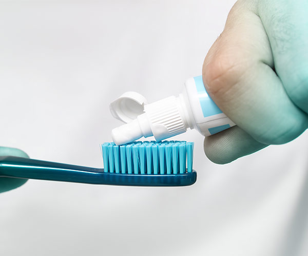 نصائح من دكتور أسنان في القاهرة للاعتناء بصحة الأسنان - اختار فرشاة أسنان ناعمة.